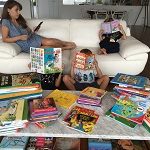 Une famille lit des livres en français