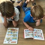 2 enfants lisent des magazines Bayard