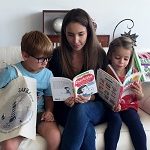Une famille lit des livres en français