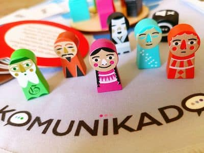Plateau du jeu de société Komunikado pour découvrir le monde et les langues