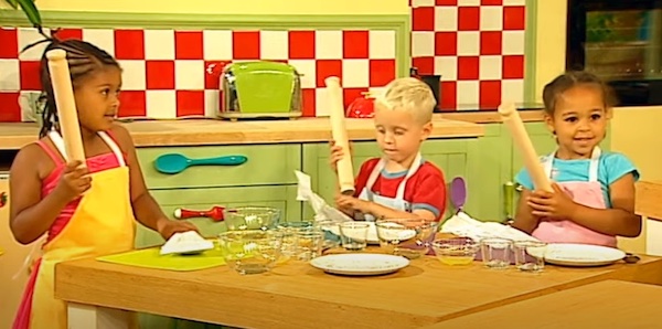 Extrait de la vidéo dans laquelle 3 enfants cuisinent en anglais avec l'animatrice