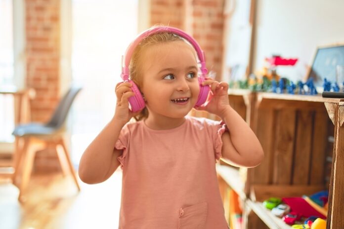 De l'anglais en musique Une petite fille écoute une chanson en anglais