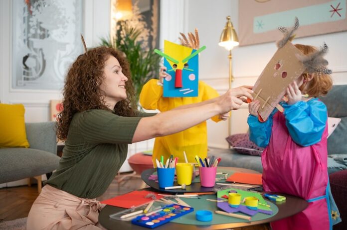 Garde créative Momji Témoignage Une nounou éveille 2 enfants avec une activité de création de masques