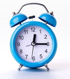 Un réveil symbolise la durée nécessaire de 25 heures pour acquérir une langue
