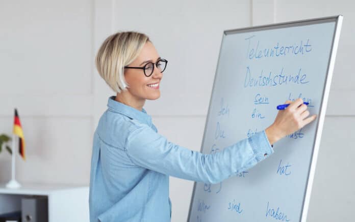 Ressources Allemand Une professeure donne des ressources lors d'une leçon d'allemand
