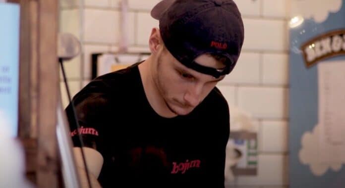 Avis Séjour linguistique avec job étudiant Kilian au travail dans le restaurant qui l'a embauché pendant son séjour linguistique au UK