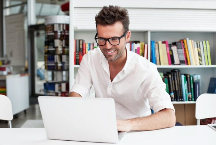 Formation anglais Ayni Un professionnel apprend l'anglais sur différents outils en ligne donnés par son coach Ayni