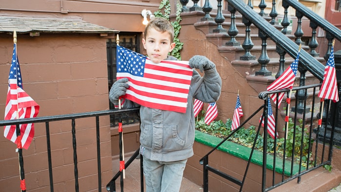Un garçon expatrié aux USA marche sur le chemin de l'école locale américaine