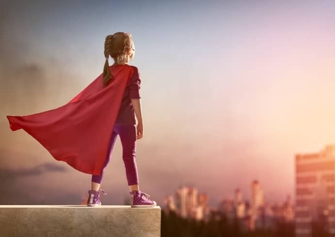 Un enfant se sent confiant et avec des pouvoirs de super-héros