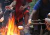 Faire griller ses chamallow au feu de bois lors d'une veillée, c'est l'expérience typique du summer camp américain!