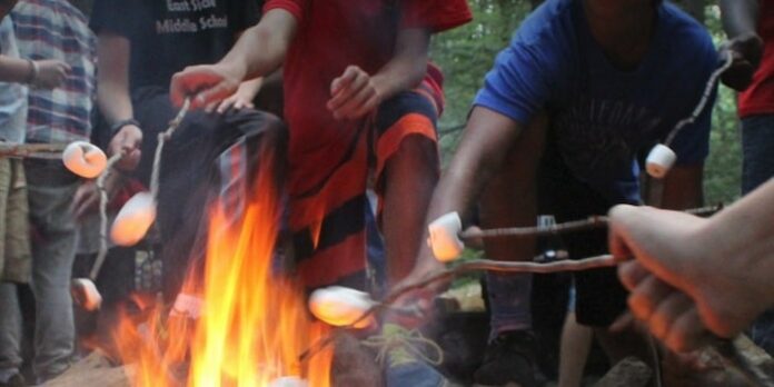 Summer camp USA Faire griller ses chamallow au feu de bois lors d'une veillée, c'est l'expérience typique du summer camp américain!