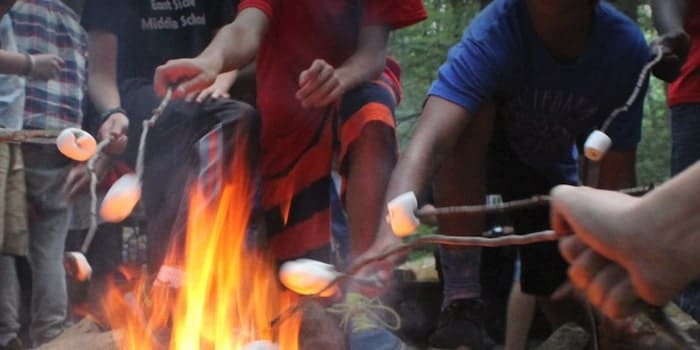 Faire griller ses chamallow au feu de bois lors d'une veillée, c'est l'expérience typique du summer camp américain!