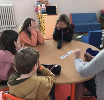 Des enfants participent à un atelier d'anglais de la Tiny Tiny School dans l'Ouest de la France