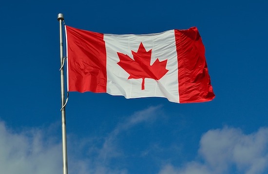 Drapeau du Canada se trouvant sur le campus d'une université canadienne
