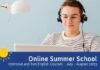 Un lycéen suit des cours d'anglais à distance pendant un stage d'été