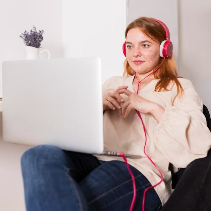 Anglais en groupe Adolescents Une ado participe à un cours d'anglais en groupe à distance avec d'autres lycéens.