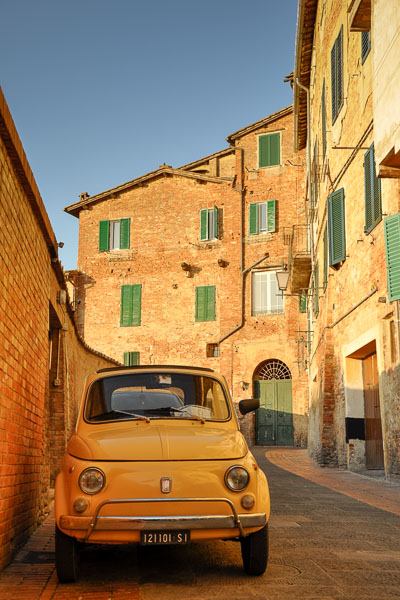 Une rue paisible d'un vieux village exprime la culture italienne et les atouts de ce pays pour les touristes comme pour les professionnels.