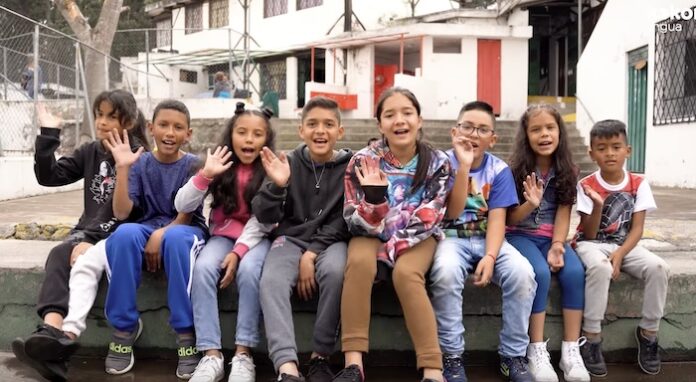 Methode Espagnol Kokoro Groupe d'enfants natifs qui jouent le rôle du prof d'espagnol pour des enfants de 3 à 8 ans