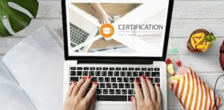 Une personne prépare sa certification d'anglais sur une plateforme d'entrainement aux examens en ligne