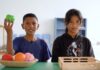 2 enfants jouent le rôle du professeur d'espagnol pour apprendre la langue à des enfants