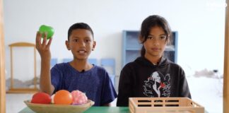 2 enfants jouent le rôle du professeur d'espagnol pour apprendre la langue à des enfants