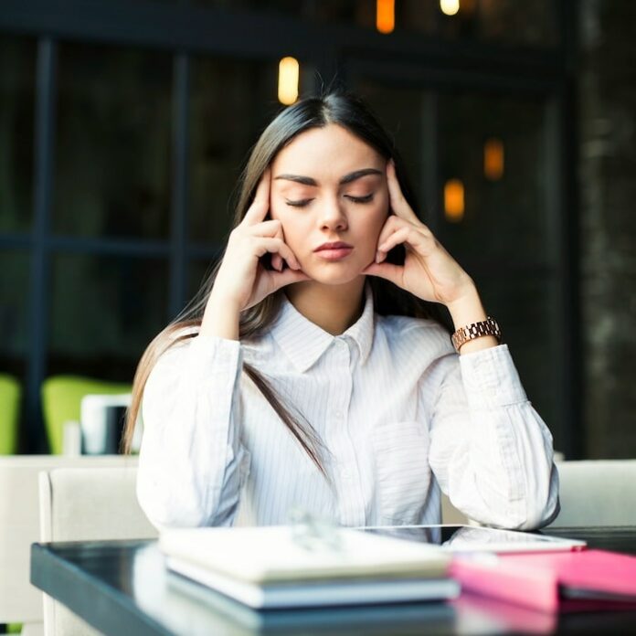 Apprendre l'anglais sous hypnose Une femme apprend l'anglais sous hypnose avec l'application Hypnoledge