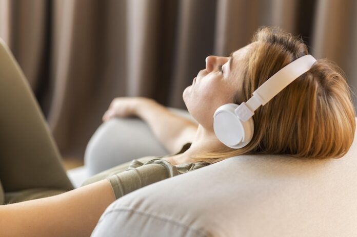 Methode Apprendre autrement Une femme en pleine exercice de relaxation explore cette méthode pour mieux mémoriser le vocabulaire d'une langue étrangère