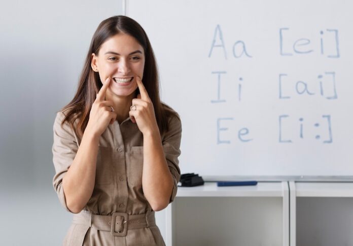 Acquisition accent natif Une femme montre comment reproduire un son pour acquérir l'accent d'un natif en langue étrangère