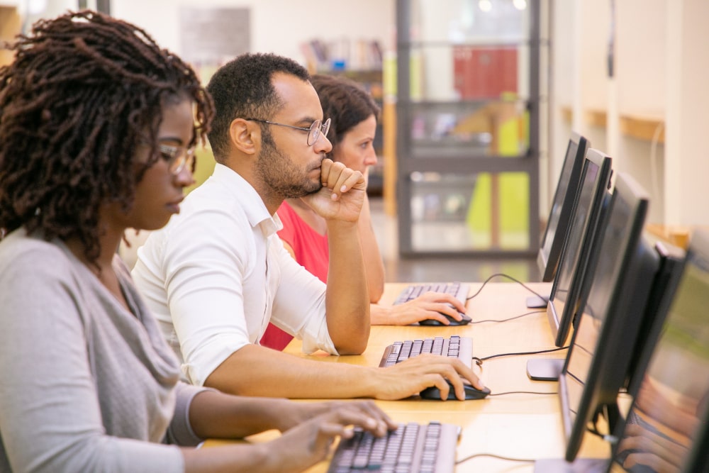 Des adultes passent un test pour clôturer leur formation en anglais certifiante, financée par le CPF