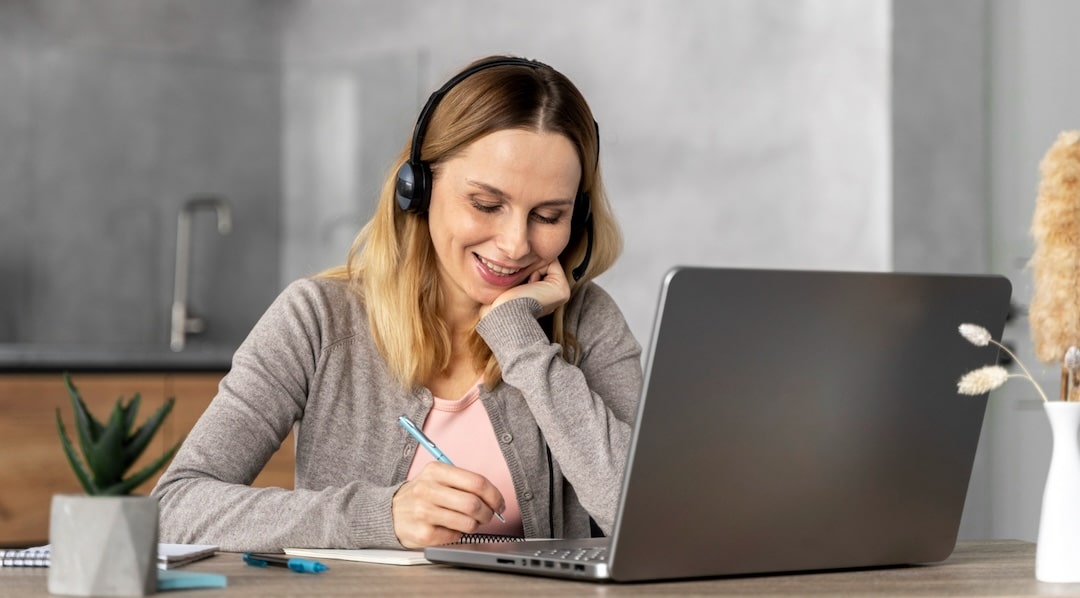 Une femme est heureuse d'apprendre les langues grâce à une excellente formation CPF à distance