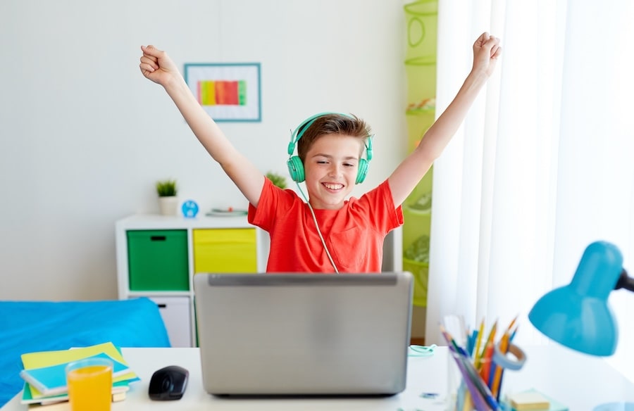 Un enfant expatrié se prépare au DELF avec des cours à distance