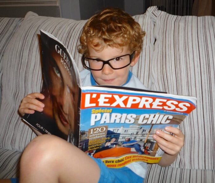 Français Enfant expatrié Un enfant expatrié prend plaisir à apprendre le français et à jouer avec la langue