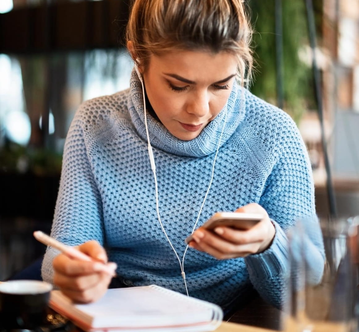 Une femme apprend une langue étrangère avec une application mobile