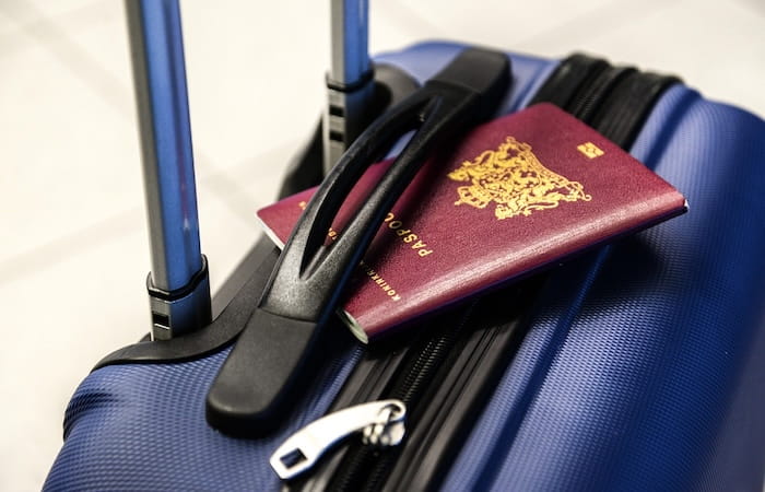 Une valise et un passeport illustrent les départs de France pour des séjours linguistiques à l'étranger.