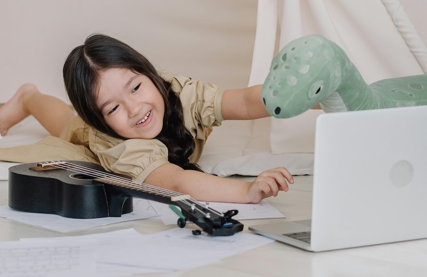 Une enfant s'amuse à apprendre l'anglais avec son prof particulier à distance